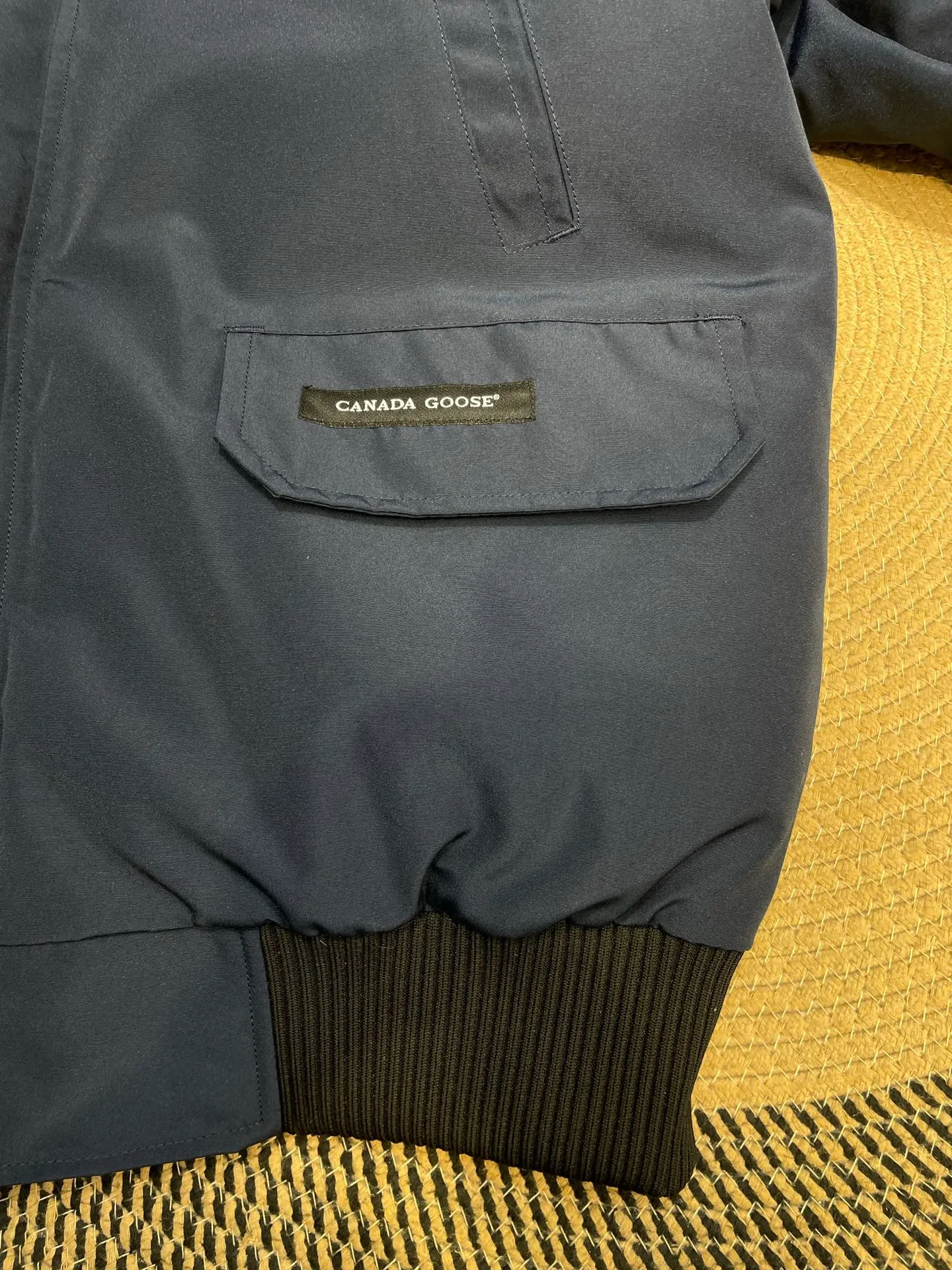 P780 high-end version Canada Goose Canada Goose #Chilliwack 7999M bomber jacket short down jacket/01 model #Men and Women Same Style# ➖ Genuine synchronous anti-counterfeiting chip sensor! ➖ Imported 21S polyester-cotton blended original fabric [last year’s 16S/18S hard fabrics have been completely eliminated, this year all use 21S genuine synchronous fabrics, the soft mid-strap feels delicate and textured], genuine synchronous Feather-Light 10D waterproof coating fabric, made of 84.5 polyester fiber and 15.5 cotton, 100% the best feel in the entire network! ➖ The genuine official website is synchronized with the national standard 80 white duck down, you can check the official website customer service, there will never be a series of misleading claims such as 90 down or goose down! ➖ Using the best nylon lining with double double-layer sealing design, velvet-proof No. 7 needle + grid-filled down ready-made garments, there is 100% no so-called velvet running! ➖ The cuffs are designed with thickened seamless threads, and the collar and pockets are lined with top-quality polar fleece to keep you warm and comfortable! ➖ Yoshida YKK provides original custom-made electroplated sliders. YKK two-way lockable zippers are tight and smooth and will not peel off paint! ➖ 3M composite guarantees that the Velcro is the same as the original, durable, and all accessories and hardware are custom-made! ➖ Imported BEHRINGER embroidery machine to customize the 10,000-needle embroidery logo, 98% of which can be reproduced to restore the original logo. You can check and compare on the official website! ➖ The fur collars are all made of large pieces of Western Canadian blue wolf hide, ensuring that each fur collar is 13-15cm wide!   Size:XS-XXL